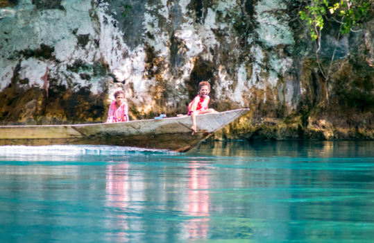 Raja Ampat eilanden - And suddenly we had visitors at the mysterious passage.