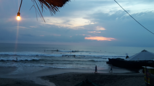 Bali - Surfen in canggu bij schemering