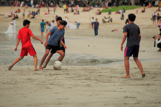 Bali - Bruisend strand : voetballers, bruidsparen, fotografen, wandelaars ....