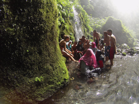 Bali - De volle aandacht van een lokale schoolklas bij de Tiu Kelep Waterval op Lombok