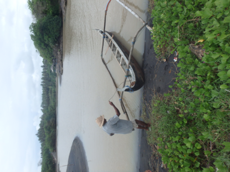 Bali - Opa maakt zijn jukung klaar voor ons, genieten van het alleen zijn in de mooie natuur