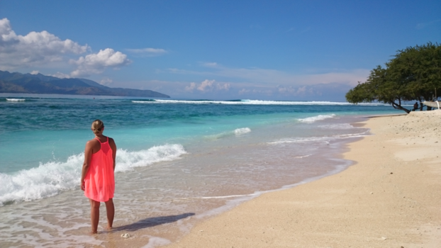 Bali - prachtig mooi blauw water, met op de voorgrond mn mooie dochter