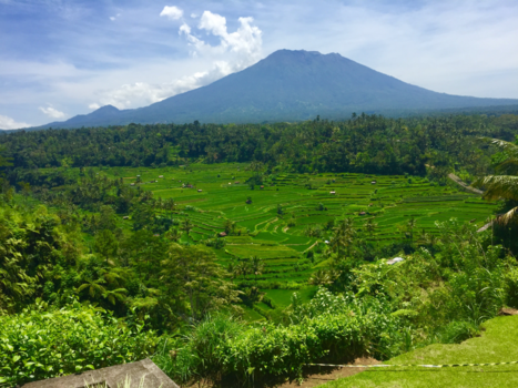 Gunung Agung - 150.000 mensen geëvacueerd door actieve vulkaan de Agung, de foto is op 12 km afstand