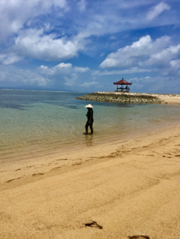 Gunung Agung - Visser die op het strand aan het vissen was met een visnet ,  Sanur Beach