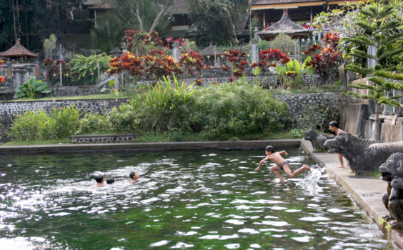 Bali - Walk on water - Pura Candidasa temple (Temple of the children)