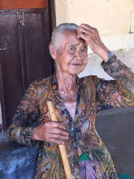 Bali - Balinese vrouw: 100 jaar oud