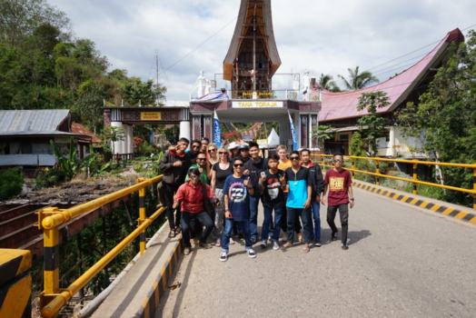 Rondreis Sulawesi - Even een foto met z’n tweeën maken voor de ingang van Tana Toraja.. ;)
