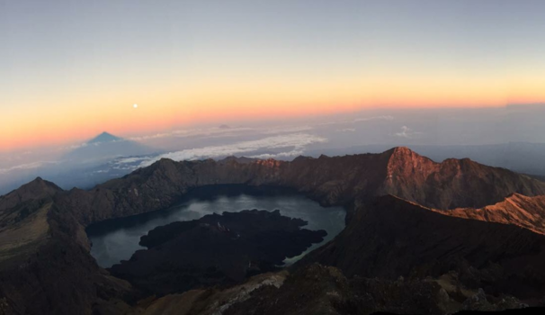 Lombok - Zonsopkomst op de top van de Rinjani vulkaan, Lombok