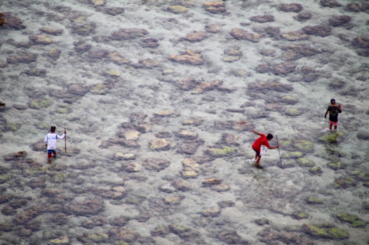 Lombok - Jonge speervissers in Lombok.
