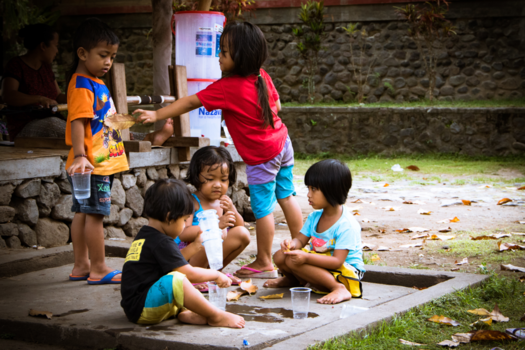 Bali - Kinderen in evacuatie-opvang (vanwege de vulkaan) spelen met simpele dingen.