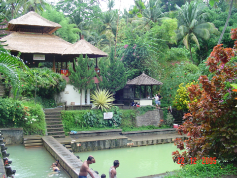 Bali - Geneeskrachtig baden in kraterwater.