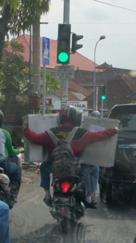 Ubud - normaal beeld in het verkeer op Bali