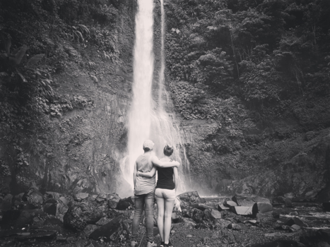 Gitgit watervallen - Broer en zus staande bij de laatste rustplaats van hun opa