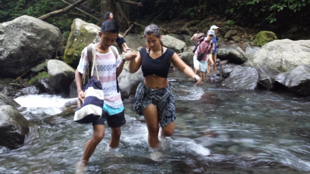 Lombok - Onderweg naar de waterval met hulp van een gids op Lombok