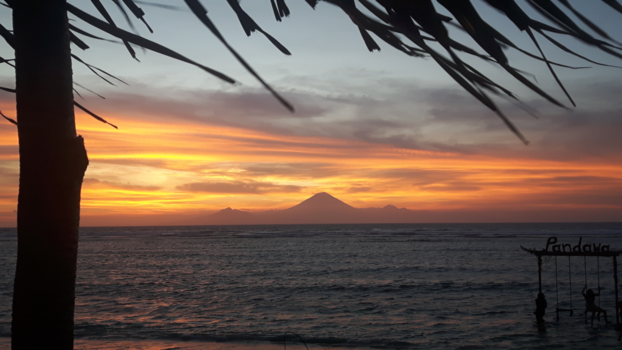 Gili-eilanden - Sunset at Gili Trawangan, Watching Mount Agung Okt 2017