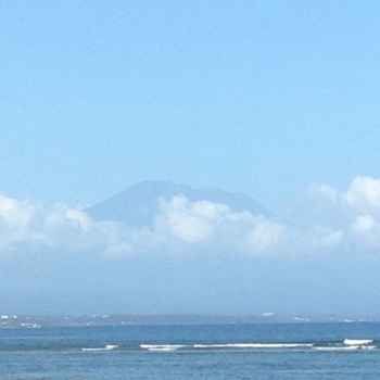 Rondreis Indonesië in vier weken - In de verte angun vulkaan