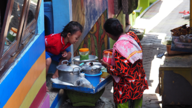 Rondreis Indonesië in vier weken - Oma geeft kind in  Warni Warna te eten