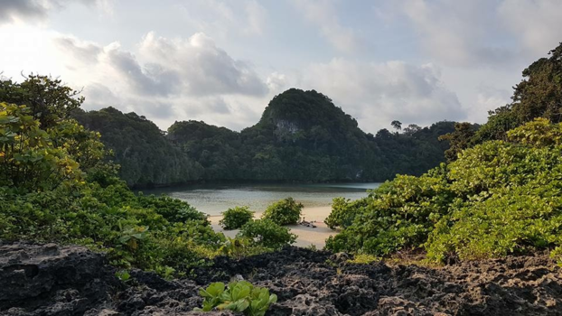 Rondreis Indonesië in vier weken - Binnenmeer afgeschermd door rotsen op sempu eiland java