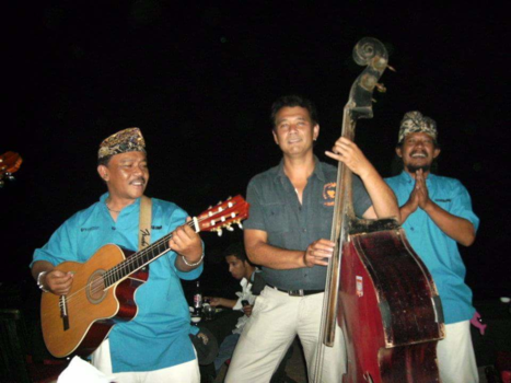 Bali - Gezellig eten op het strand Jimbaran JBS Bali  met muziek