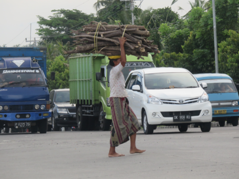 Bali - Zij stak diagonaal het kruispunt over en iederen bleef geduldig wachten.