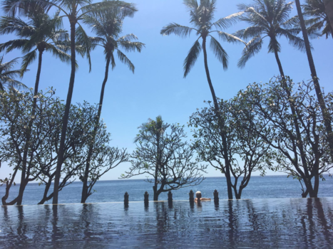 Bali - Overgang zwembad/zee in Tembok, noord Bali.