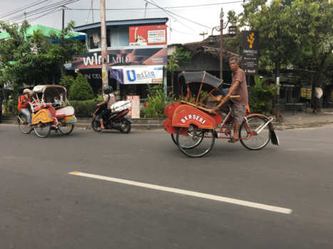 Java - In Solo is de Becak (fietstaxi) een leuke manier om de Keraton (paleis) te bezoeken