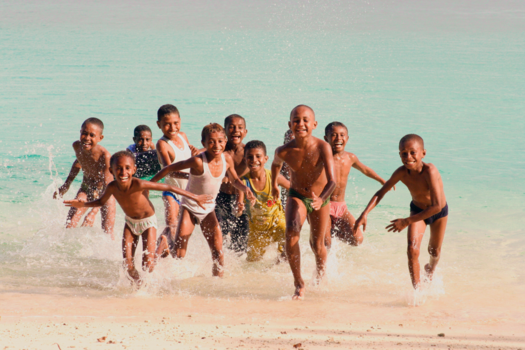 Papoea - Kids op Pasir Putih, Manokwari, West Papua