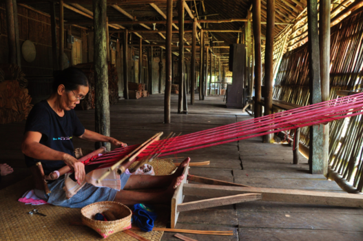 Sumatra - Weven in een origineel longhouse