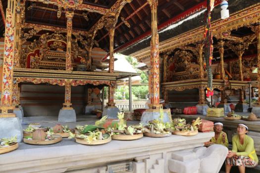 Bali - Traditioneel offer, vrouwen. Bali