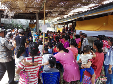 Bali - Voor Gunung Angung gevluchte kinderen bezig houden..