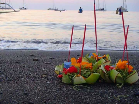 Lovina - Goden tevreden stellen.