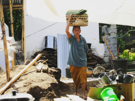 Bali - Balinezen die geëvacueerd moesten worden door het risico op eruptie Gunung Agung.
