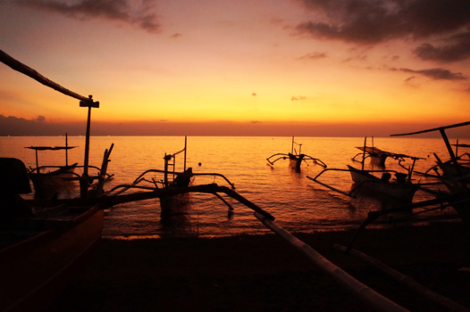 Bali - Als de avond valt en de vissersbootjes aanmeren..