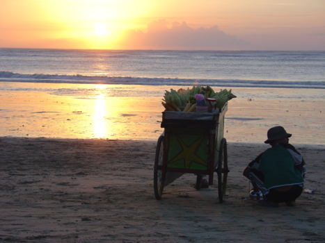 Bali - Maisverkoper op het strand van Jimbaran