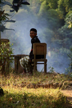 Java - Javaans mannetje rust even uit bij vuurtje
