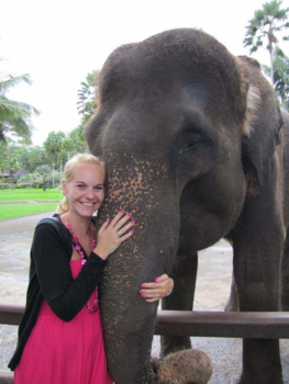 Bali - Eten geven aan olifanten