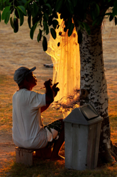 Nusa Lembongan - Visser repareert zijn net