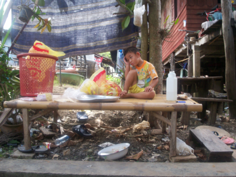 Rondreis Sumatra - Jongetje langs de river kwai in Thailand