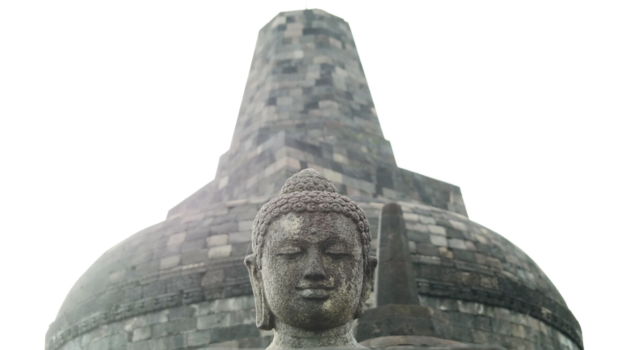 Borobudur - Buddha hoofd en stulpa op de achtergrond
