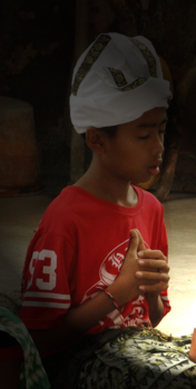 Bali - Biddende jongen tijdens ceremonie op Bali