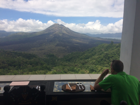 Bali - Uitzicht over een (nog) rustige vulkaan