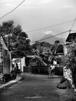 Yogyakarta - Een straatje in Yogyakarta en de Merapi-vulkaan