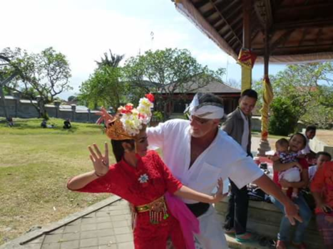 Bali - Dancing with the locals ...