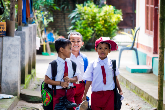 Lombok - Schooljongetjes in een Sassak dorp