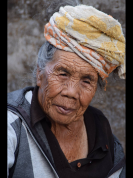 Bali - Een mooi oud Balinees vrouwtje van 100 jaar.