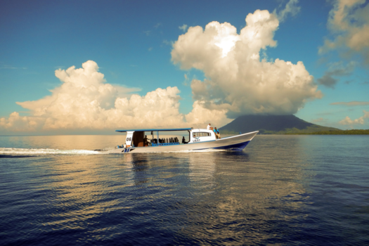 Sulawesi - Uitzicht op de vulkaan tijdens duiktocht