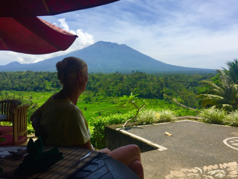 Bali - terras, lunch , met uitzicht op de vulkaan de Agung