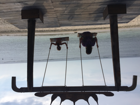 Gili-eilanden - Moeder en dochter op de schommel op Gili Trawangan