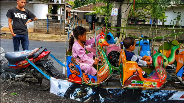 Rondreis Bali & Lombok - Kinderpret. Scooter met carrousel.Sekonton Lombok.