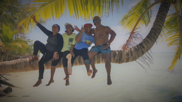 Molukken - Met nichtjes op "Limiang Beach" Desa Namtabung, Tanimbar Indonesia